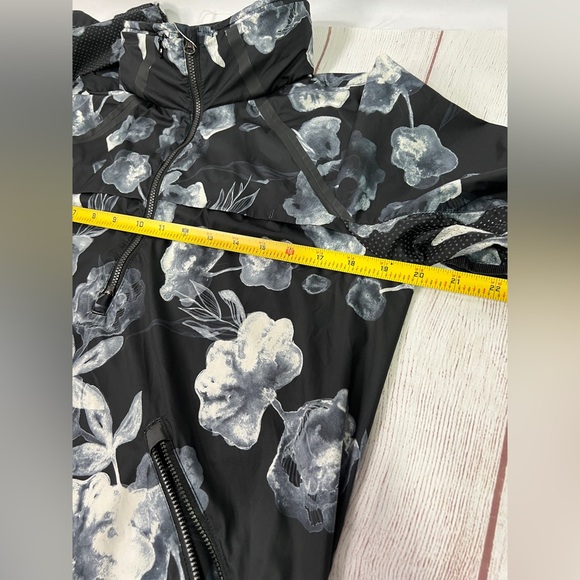 Lululemon Miss Misty Pullover - 10 - black white packable hooded windbreaker - Picture 14 of 16